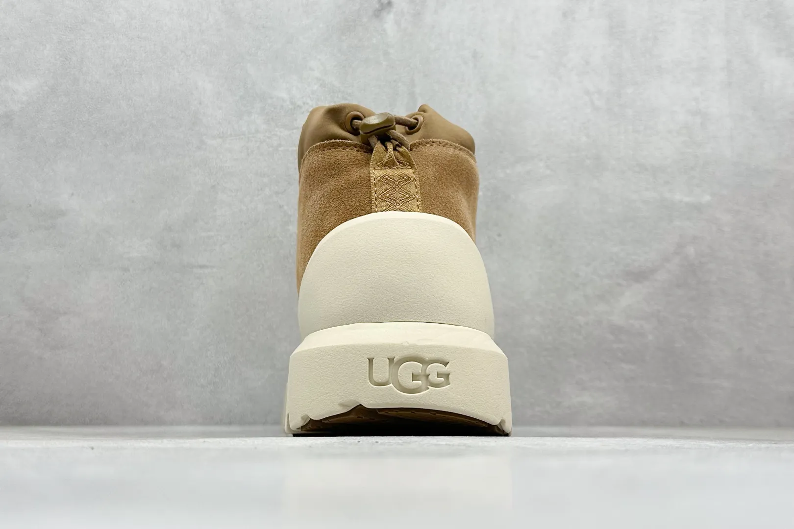 🐲💰 560 Support store UGG sheepskin integrated snow boots Autumn and winter classic outdoor Tasman snow boots Official synchronized packaging Inspection standard The material is made of original anti-fouling and waterproof leather Sheepskin integrated non-slip and wear-resistant light wing outsole Full of warmth performance, must be a good product in cold seasons Item number: 1143991 Size: 35-45